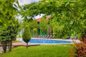 une maison avec une piscine dans une cour dans l'établissement İstanbul Airport Durusu Club Hotel, à Arnavutköy