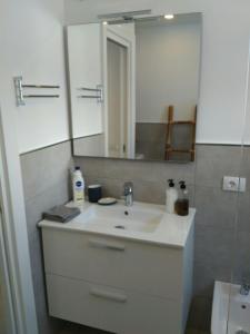 アデへにあるTerrace Florのバスルーム(洗面台、鏡付)
