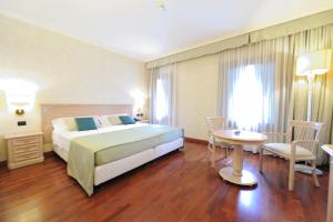 Postel nebo postele na pokoji v ubytování Hotel Roxy Plaza