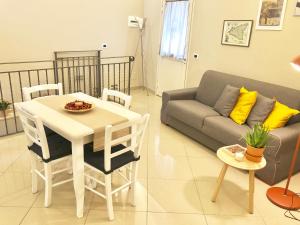 A seating area at Giader's House - Free Parking