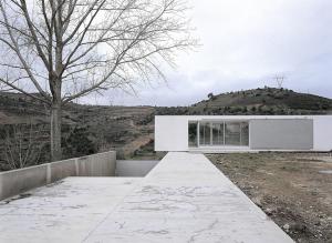 a modern house on top of a hill at Casa de ls Cristales in Bemposta