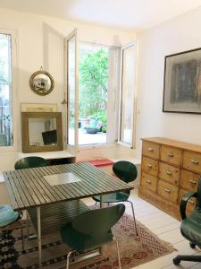パリにあるCarreau du Temple Marais CityCosyのリビングルーム(テーブル、椅子、ドレッサー付)