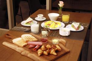 una mesa con comida para el desayuno y bebidas en ella en Hotel East9, en Gangneung