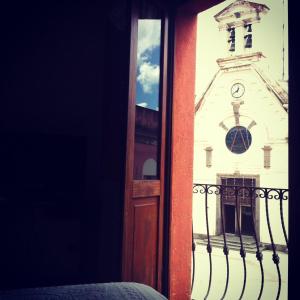 une fenêtre donnant sur un bâtiment avec une tour d'horloge dans l'établissement Villa Madau, à Pula