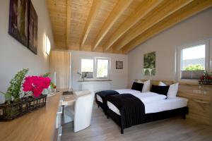 Un dormitorio con 2 camas y un escritorio con flores. en Hotel-Restaurant Haus Berger, en Viersen
