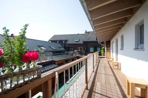 einen Balkon eines Hauses mit Blumen darauf in der Unterkunft Hotel-Restaurant-Haus Berger in Viersen