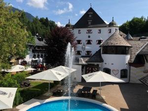 Bazén v ubytování Family Hotel Schloss Rosenegg nebo v jeho okolí