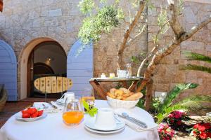 una mesa con mantel blanco y un tazón de fruta en Marina di cavu, en Bonifacio