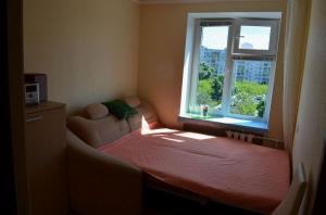 モスクワにあるAppartments on Iskry street two-roomsの小さなベッドルーム(ベッド1台、窓付)