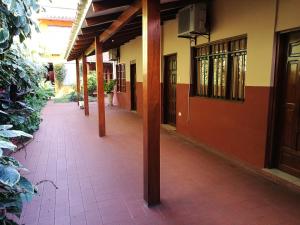 pusty korytarz budynku z różowymi płytkami w obiekcie Mainumbí House w mieście Santa Cruz de la Sierra