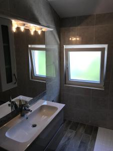 łazienka z umywalką i oknem w obiekcie Novalja Inn 2 w Novalji