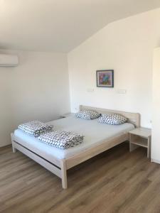 Postel nebo postele na pokoji v ubytování Novalja Inn 2