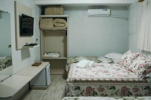 Habitación pequeña con cama y barra. en Casa Muller en Gramado
