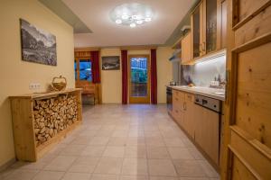 Kuchnia lub aneks kuchenny w obiekcie Stubaier Gletscher XL Apartments Residenz Haus Alpenkönig Ferienwohnungen im alpinen Charme Stubai super Card Inklusive
