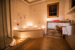 Łazienka w obiekcie Stubaier Gletscher XL Apartments Residenz Haus Alpenkönig Ferienwohnungen im alpinen Charme Stubai super Card Inklusive
