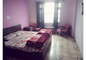 Giường trong phòng chung tại Budget Friendly Rooms in Shimla