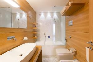 a bathroom with a sink, toilet and bathtub at Hotel Novecento in Scicli