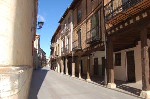 uma rua vazia numa cidade velha com edifícios em Hostal Mayor 71 em El Burgo de Osma