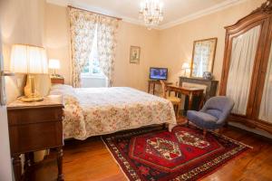 1 dormitorio con 1 cama, 1 silla y 1 mesa en Hotel La Villa Fleurie, en Beaune