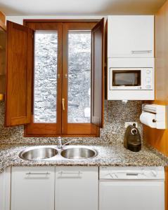Kuchyň nebo kuchyňský kout v ubytování Galligants Apartment