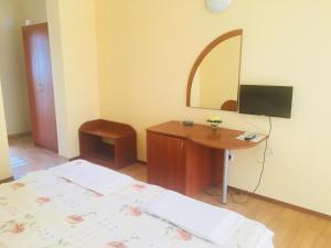 TV a/nebo společenská místnost v ubytování Hotel Elmaz