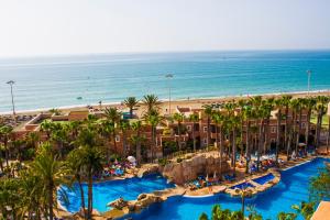 uma vista aérea do resort e da praia em Playacapricho em Roquetas de Mar