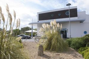 Um jardim em Captain's Club Hotel & Spa