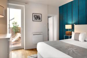 Postel nebo postele na pokoji v ubytování Hôtel des Ducs