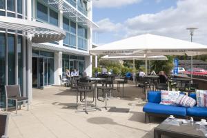 Um restaurante ou outro lugar para comer em Captain's Club Hotel & Spa