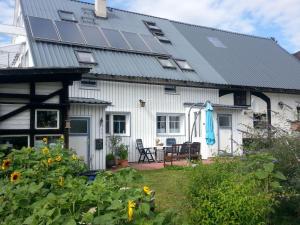 メーデバッハにあるFeWo-Tannenhofの屋根に太陽光パネルを敷いた家