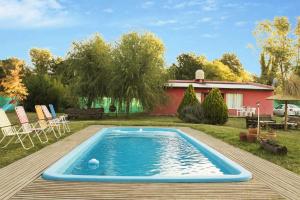 a swimming pool in the yard of a house at Las Lechuzas in Tandil