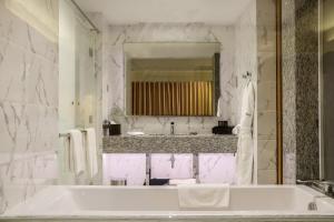 Uma casa de banho em Melia Yangon