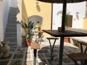 a room with a table and chairs and plants at Corte La Rosa in Nardò
