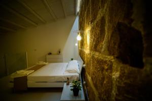 ein kleines Schlafzimmer mit einem Bett und einem Tisch in der Unterkunft LA CARRETTERIA, ospitalità siciliana in Avola