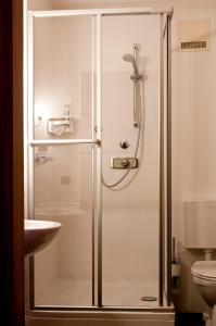a bathroom with a shower and a toilet at City Hotel garni in Idar-Oberstein