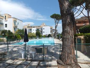 una piscina con sillas y un árbol en Complesso Riva di Badino en Terracina