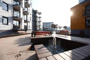 a fountain in the middle of a courtyard with benches at Apartament Termalny Komfort 8.2 in Uniejow