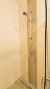 ウニエユフにあるApartament Termalny Komfort 8.2のバスルーム(ガラスドア付きのシャワー付)