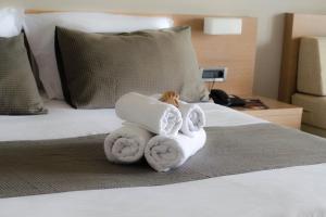 سرير أو أسرّة في غرفة في Nautilus Bay Hotel