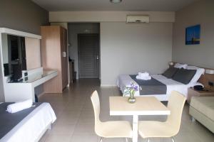 سرير أو أسرّة في غرفة في Nautilus Bay Hotel