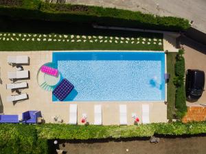 Vista sulla piscina di Casa Vacanze Un Tuffo Nel Blu o su una piscina nei dintorni