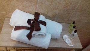 twee handdoeken op een tafel in een badkamer bij B&B Mare Blu in Gallipoli