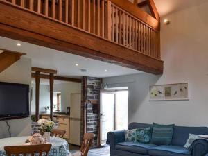 sala de estar con sofá azul y mesa en Swallow Barn en Llanwrtyd Wells