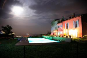 The swimming pool at or close to Rimaggiori Country Home & Restaurant