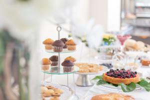 una muestra de magdalenas y otros pasteles en una mesa en Hotel Arcobaleno, en Taureana