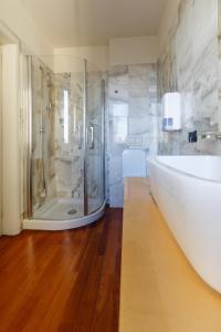 Et badeværelse på City Center Premium Apartments