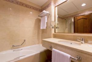 A bathroom at Hotel Exe Reina Isabel