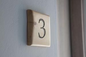 a lightswitch with the number six on a wall at Kini Bay in Kinion