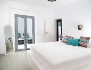 Postel nebo postele na pokoji v ubytování Villa Del Sol Santorini