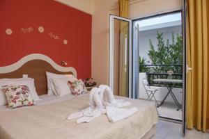 ein Schlafzimmer mit einem Bett mit Handtüchern darauf in der Unterkunft Antigoni in Agia Galini